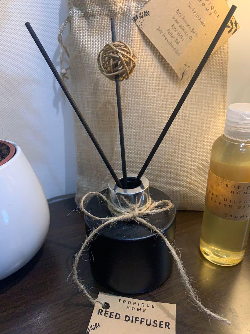Reed Diffuser 100ml (Category: Fragrance & Deodorants) located in Manila. Submitted by tropique (Listing ID 1032689906, Image 3). Description: Available in Matte Black Matte White Clear Scents Available: Solaire Conrad Okada D&G Light Blue Warm Cotton Fresh Bamboo Lavender, Peppermint, Lemon & Cypress COD within Metro Manila Available 🌴.
