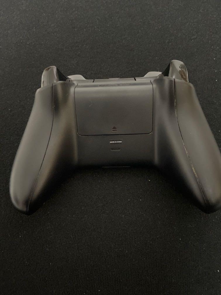 Xbox One Wireless Controller (Category: Controllers) located in Singapore. Submitted by lastsatan01 (Listing ID 1032589445, Image 3). Description: .