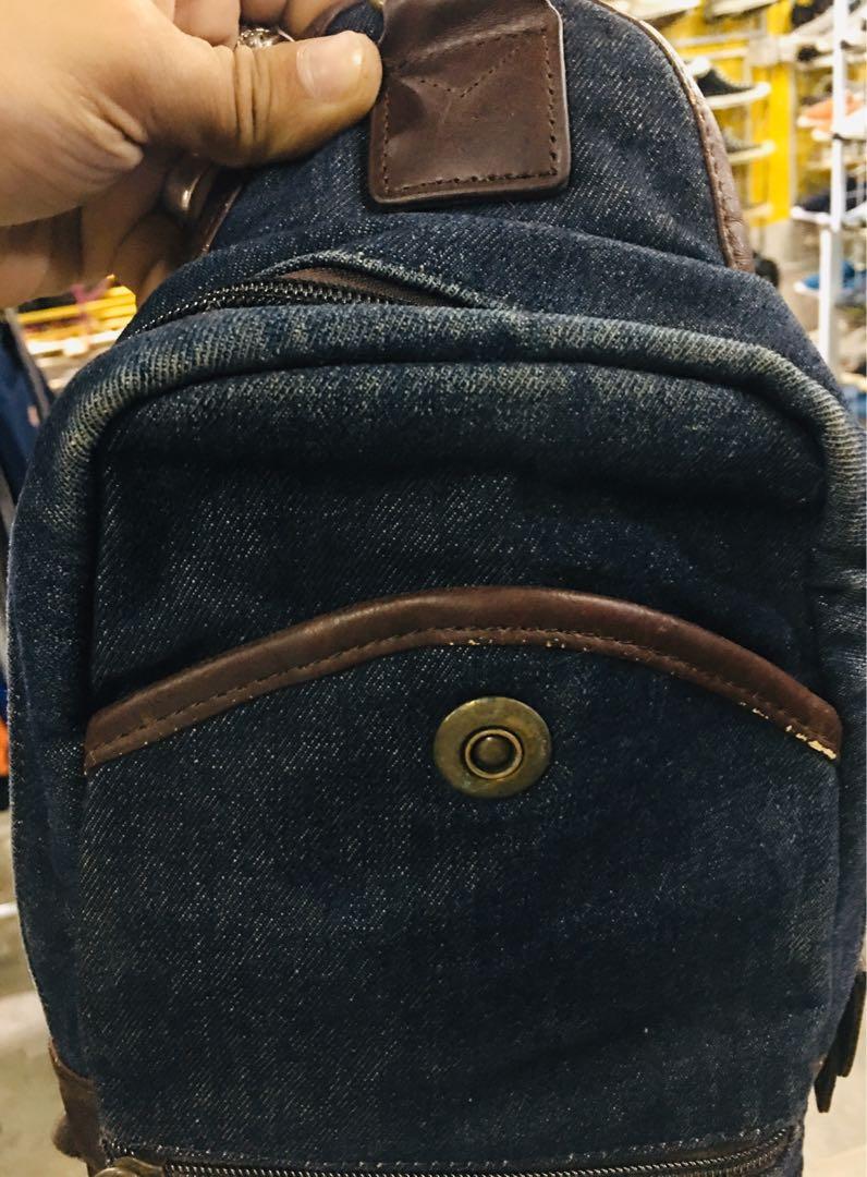 Bag (Category: Sling Bags) located in Kota Bharu. Submitted by matvi (Listing ID 1036611700, Image 3). Description: Minat pm Con=9.5/10 Bag lawaa X de kotor .