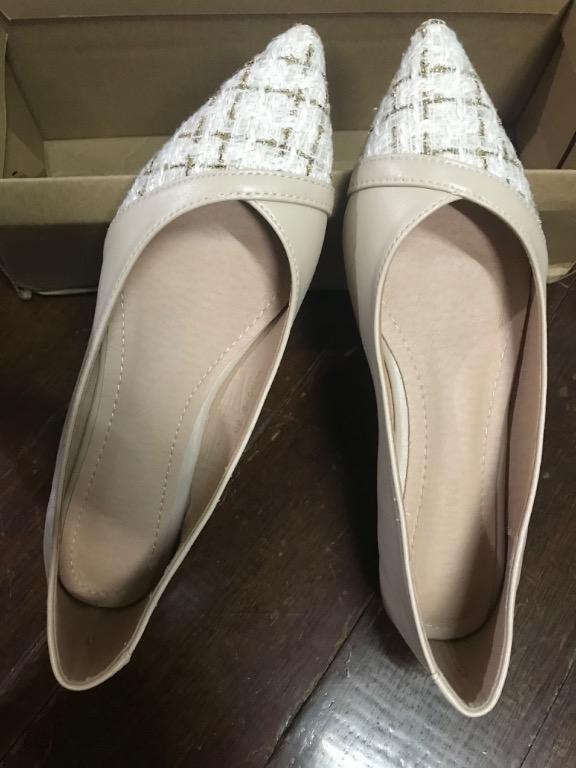 Cream lace flat shoes top