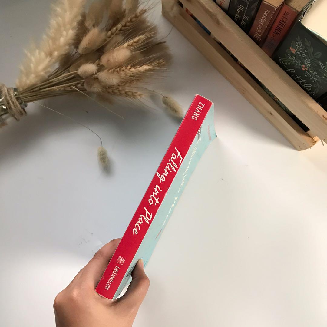 Falling Into Place by Amy Zhang (Category: Storybooks) located in Cavite. Submitted by hellocari (Listing ID 1036506342, Image 2). Description: In good condition. Yellowed pages but no tear or damage.