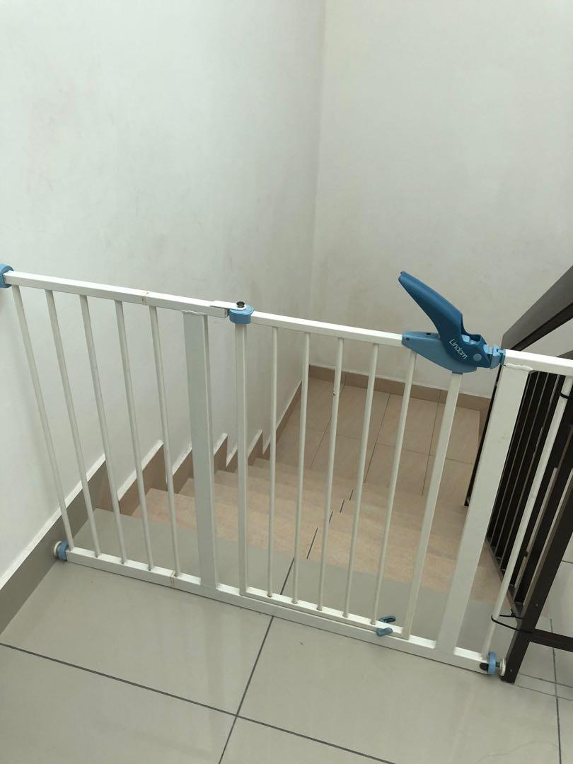 Safety gates Lindam with extension 28cm ( 2 set available ), Babies & Kids, Baby Nursery & Kids