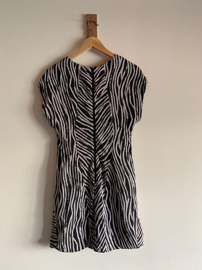Helmut Lang zebra pattern dress 斑馬圖案連身裙 （分類：連身裙）位於 Hong Kong。 由 dikduk 提交（商品編號 1036816010，圖片 2）。簡介： Waist 30” 腰 Length 32.5” 長。
