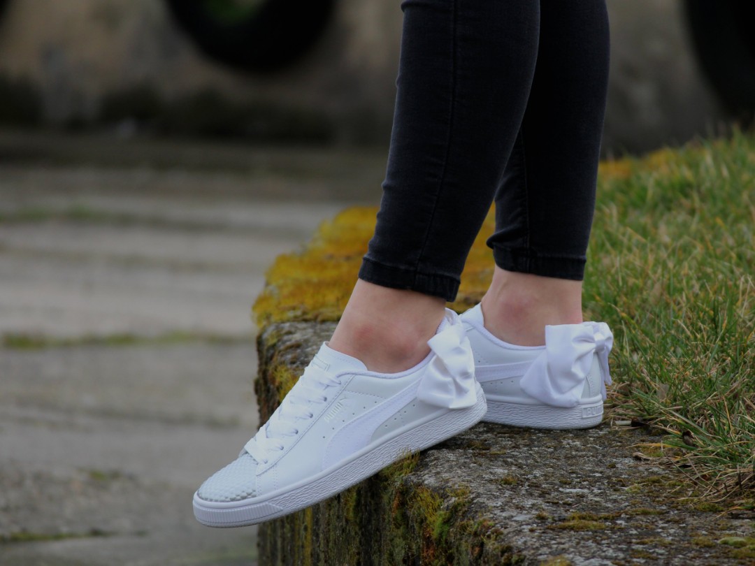 White on sale bow pumas