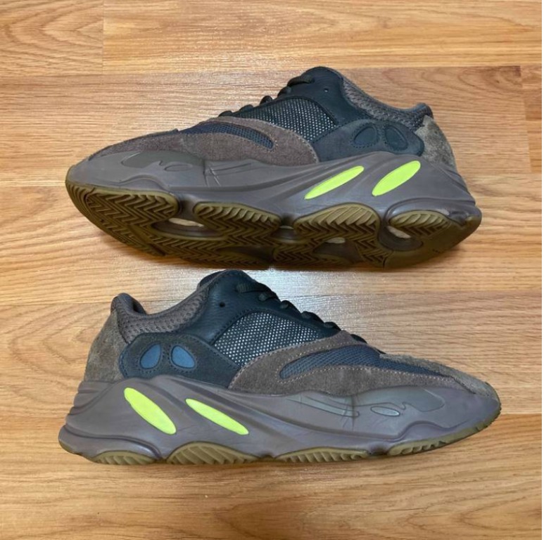 Wts yeezy 700 hotsell