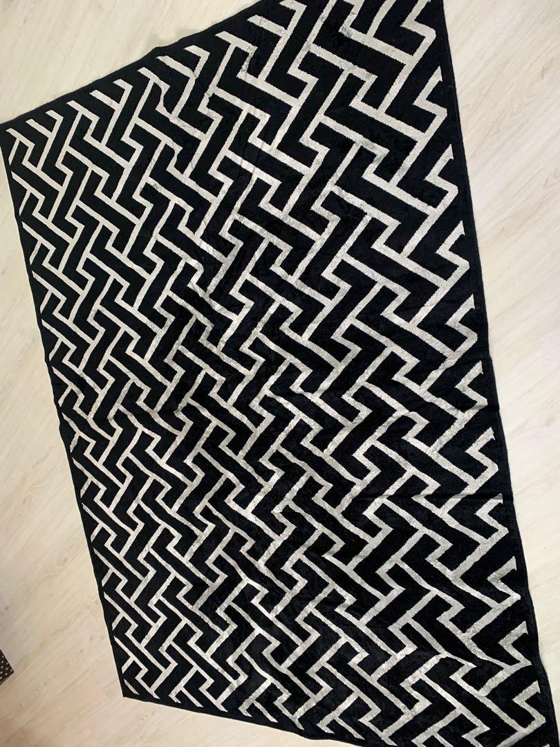 ZigZag Pattern Carpet (Category: Carpets & Mats) located in Singapore. Submitted by ianay (Listing ID 1036817627, Image 2). Description: Used once only for Hari Raya - SIZE: 218cm x 156cm - Bought from Bazaar Geylang $80 - Reason for selling, Renovated my house, carpet don’t fit current home theme.