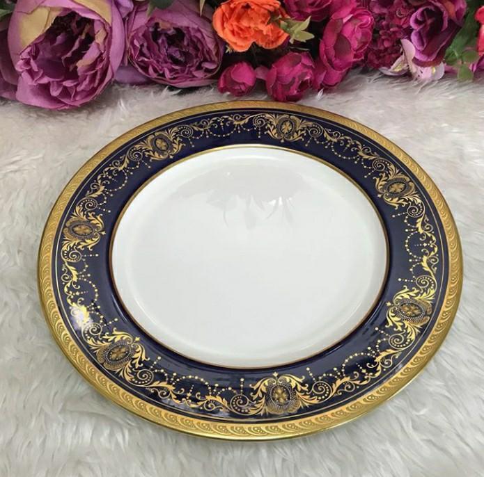 Aynsley Dinner (Category: Dinnerware & Cutlery) located in Pasig City. Submitted by glam_things (Listing ID 1036861664, Image 1). Description: Stunning Aynsley Decorative Cobalt Blue and Gold Dinner. Thick gold band.3k only Send us a direct message to inquire💖 *Please note that we are selling vintage and most probably used item/s unless stated brand new. As much as we try to be specific with all its details, please give allowance to minor issues