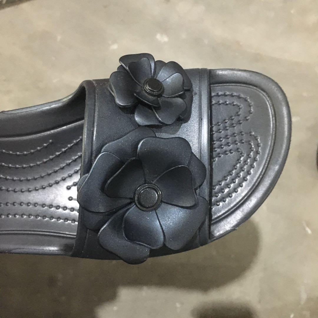 Crocs women s sloane vivid blooms slide W6