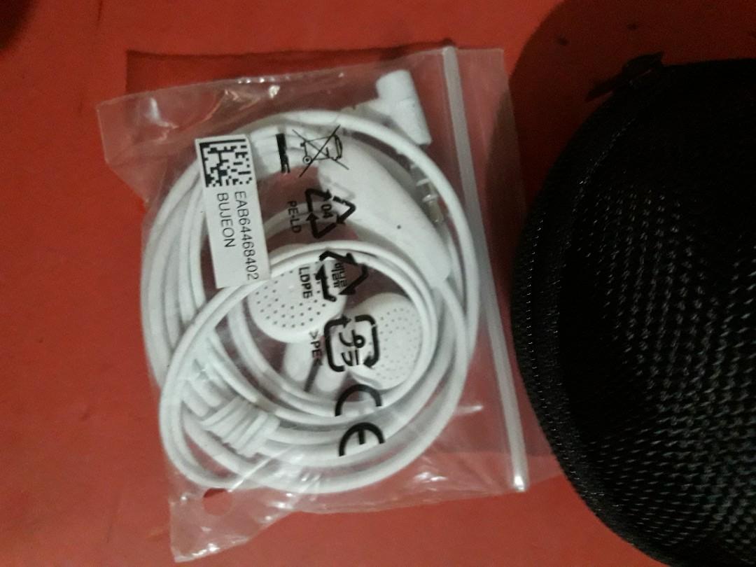 Earphone with case (Category: Earphones) located in Las Pinas. Submitted by jaziyah4 (Listing ID 1036915828, Image 2). Description: new..