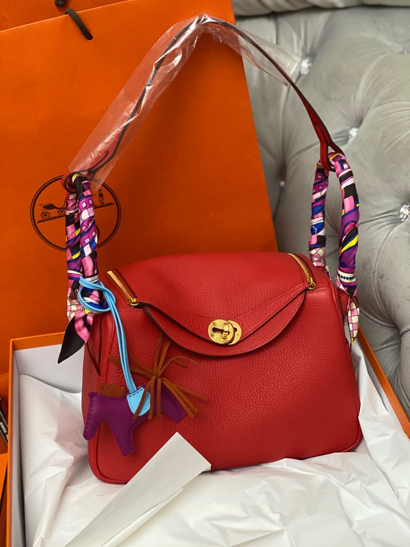 A ROUGE TOMATE CLÉMENCE LEATHER LINDY 26 WITH GOLD HARDWARE