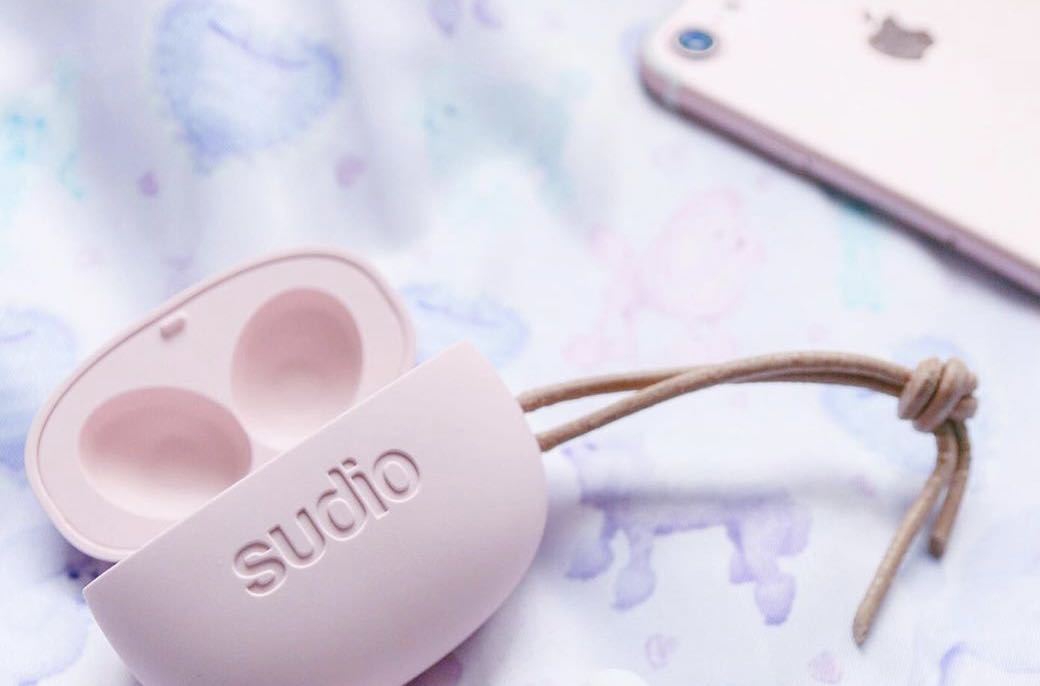 Sudio tolv charging case