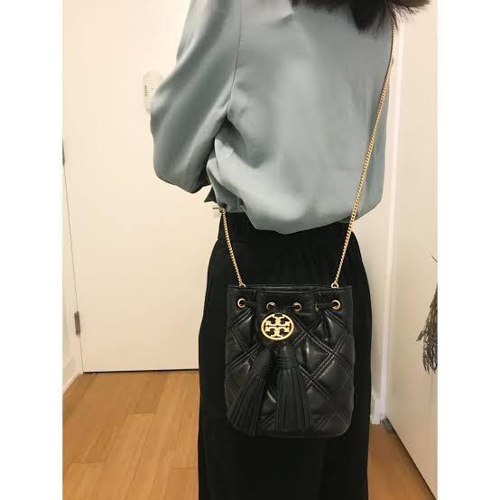💯 original: Tory Burch Chelsea Quilted Drawstring Bag, Luxury, Bags &  Wallets on Carousell