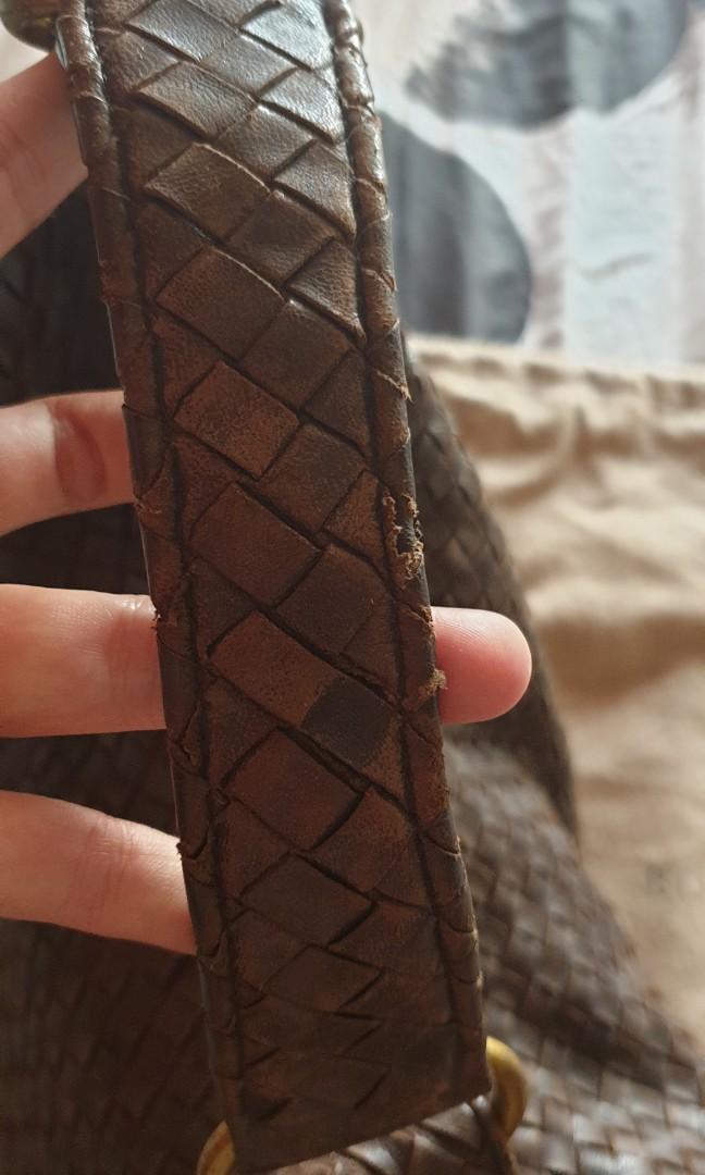 Bottega Veneta Intrecciato Shoulder Bag (Category: Bags & Wallets) located in Singapore. Submitted by superbova (Listing ID 1037042831, Image 3). Description: used but structurally sound. pls note discolouration in photos as well as damaged zip - zip still works but the handle is broken..