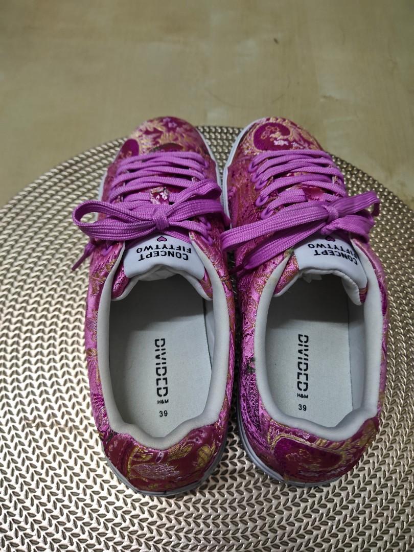 Concept fifty two shoes store