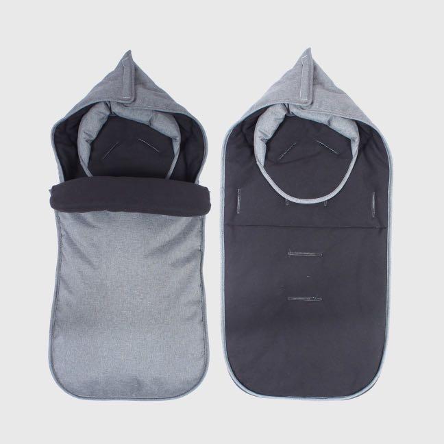 Looping Squizz Cocoon (Category: Carriers & Slings) located in Manila. Submitted by dr_pedia (Listing ID 1037314373, Image 1). Description: The Cocoon is the most comfortable way to place your newborn baby in the Squizz. It offers cozy warmth and padded comfort to your newborn,with head support. The top blanket is removable by zipper so you can take it out on hot days. It can also be used as a stroller liner or protective pad/ liner for bigger ba