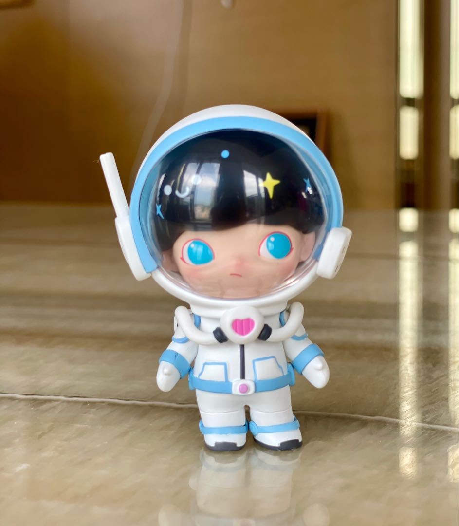 Dimoo Space Travel Astronaut Pop Mart, 興趣及遊戲, 旅行, 旅遊 - 旅行必需品及用品 - Carousell