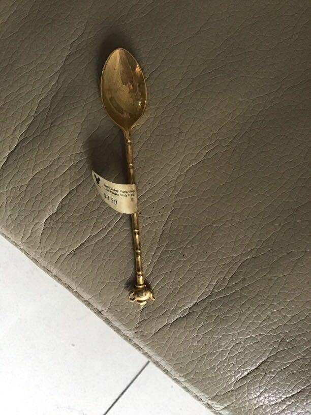 Disney’s Teaspoon Souvenir Gold Plated (Category: Vintage Collectibles) located in Quezon City. Submitted by therosa (Listing ID 1037519265, Image 2). Description: Never used In storage Disneyworld USA Approximately 4 and half inches.