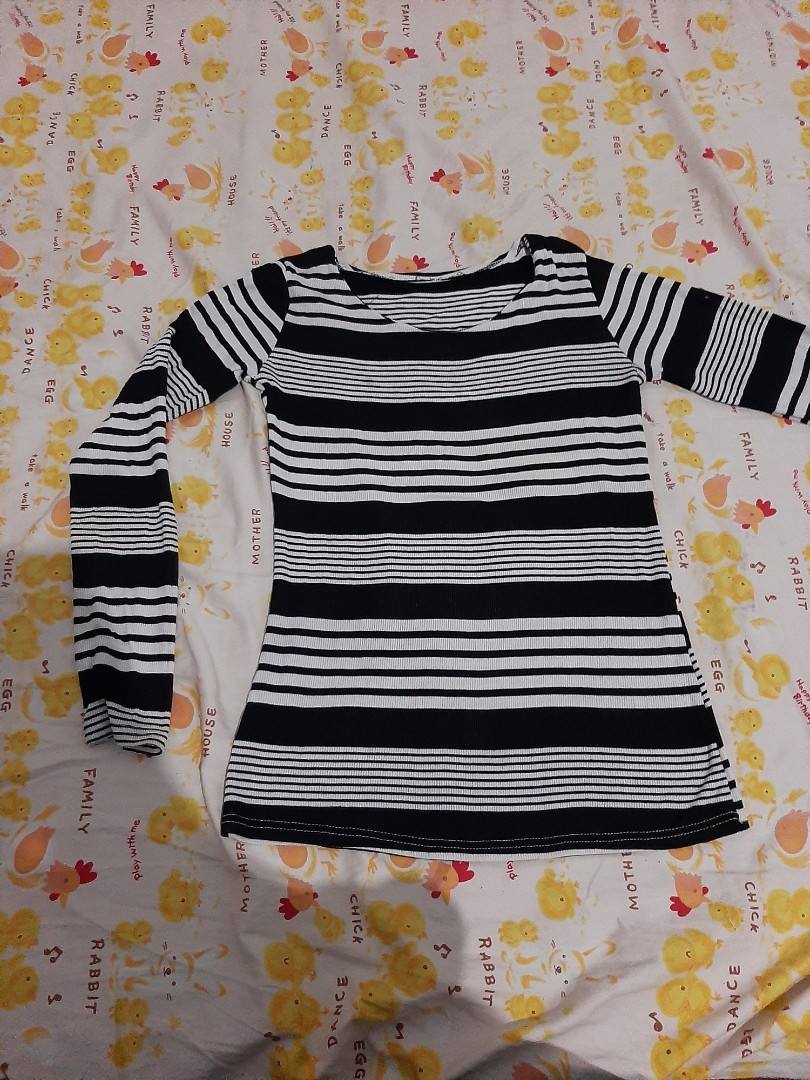 Kaos Hitam Putih Fesyen Wanita Pakaian Wanita Atasan Di Carousell
