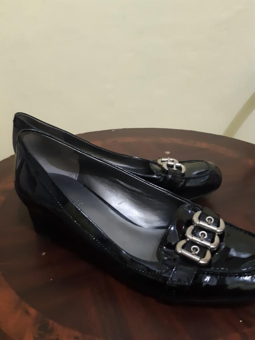 Nine West Heels (Category: Heels) located in Mandaluyong City. Submitted by grachi (Listing ID 1037536280, Image 3). Description: Reason for selling - di nagagamit Loafer type with heels Glossy.