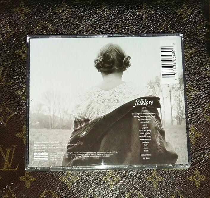 Taylor Swift (Category: CDs & DVDs) located in Quezon City. Submitted by collectiblespopupshop (Listing ID 1037498620, Image 2). Description: selling my Taylor Swift folklore album made in EU no issue playable as you can see the picture universal records siya. reason to sell Hindi ko Lang siya bet..