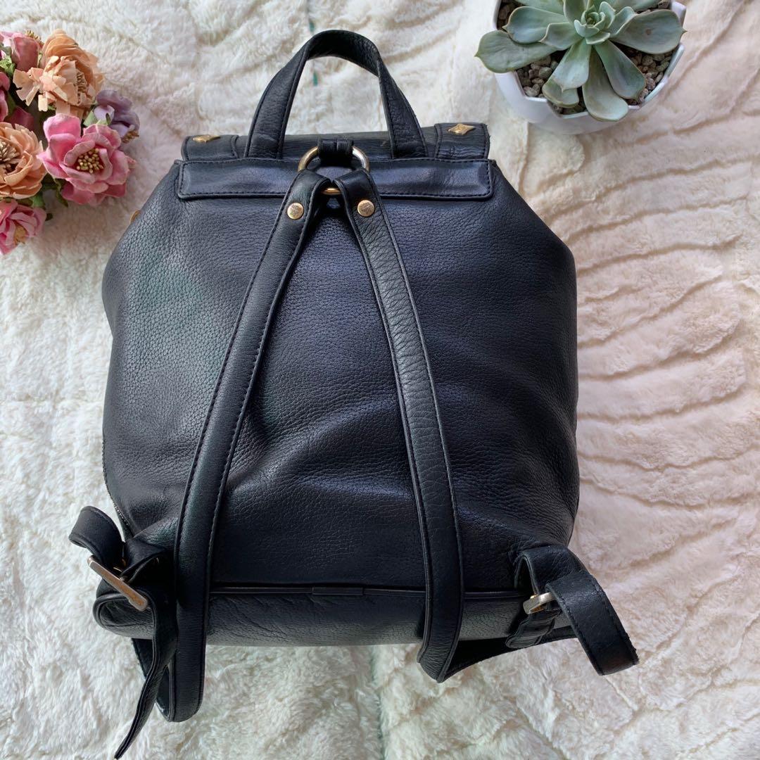 💯 Orginal MCM Vintage Germany Leather Backpack (Category: Luxury Bags & Wallets) located in Pontevedra. Submitted by larkscarfin (Listing ID 1037717679, Image 2). Description: Mcm Vintage Germany Leather Backpack -Korea Source -Authentic -Rank AB , Minor Signs of Use in sling (see pics).