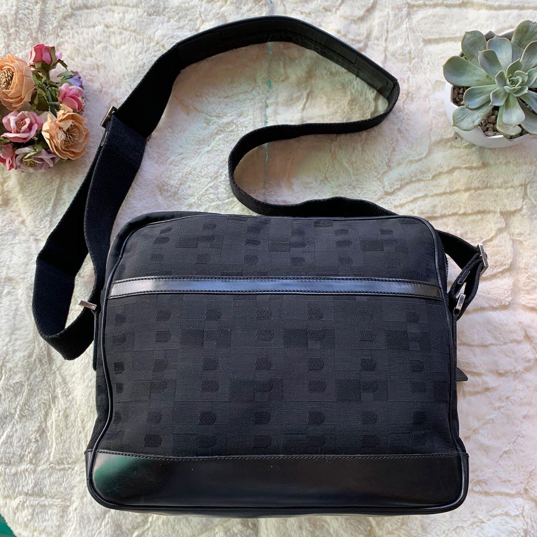 💯 Original Bally Nylon Long Messenger Bag (Category: Luxury Bags & Wallets) located in Pontevedra. Submitted by larkscarfin (Listing ID 1037712540, Image 2). Description: Bally Nylon Long Messenger Bag -Japan Source -Authentic -Rank AB, Minor Signs of Use, Puller inside has no leather but still working -Ykk Zipper -Made in Spain -With Dustbag.