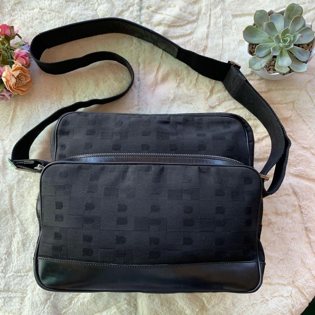 💯 Original Bally Nylon Long Messenger Bag (Category: Luxury Bags & Wallets) located in Pontevedra. Submitted by larkscarfin (Listing ID 1037712540, Image 1). Description: Bally Nylon Long Messenger Bag -Japan Source -Authentic -Rank AB, Minor Signs of Use, Puller inside has no leather but still working -Ykk Zipper -Made in Spain -With Dustbag.