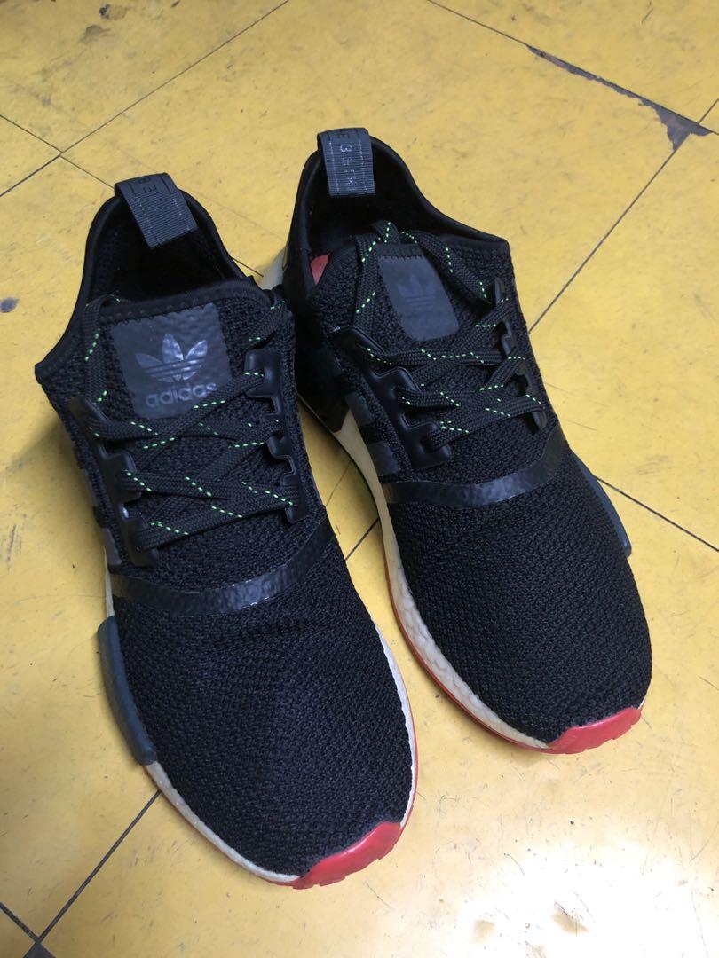 Nmd r1 deals black/carbon/trace scarlet