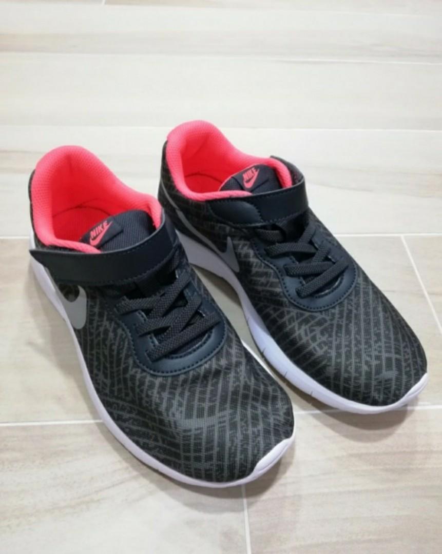 Nike shoes Tanjun Print size 3Y, Black 