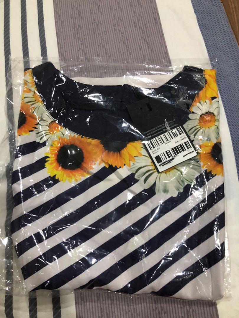 Plains & prints brandnew with tag blouse (Category: Blouses) located in Las Pinas. Submitted by chix23 (Listing ID 1037762263, Image 2). Description: Brandnew with tag plains & prints large blouse .