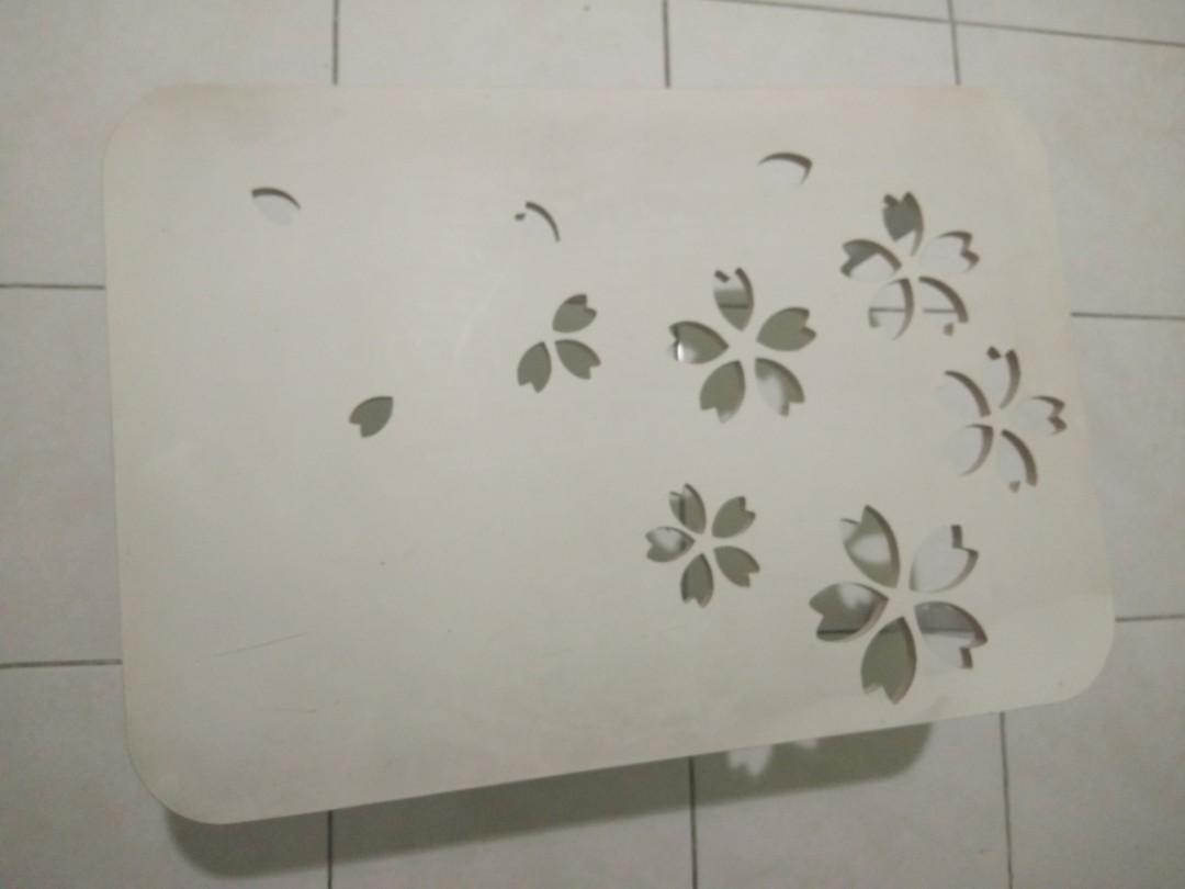 Portable computer table (Category: Tables & Sets) located in Petaling Jaya. Submitted by nickhelico (Listing ID 1037753374, Image 2). Description: portable computer table. collapsible. see last pic. bought at rm49.90. hardly used but does not look new due to storage. condition 8/10. self pickup at sunway mentari preferred. otherwise meet at agreee venue..