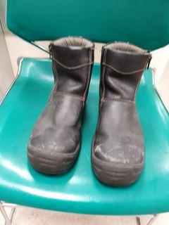 Safety boots