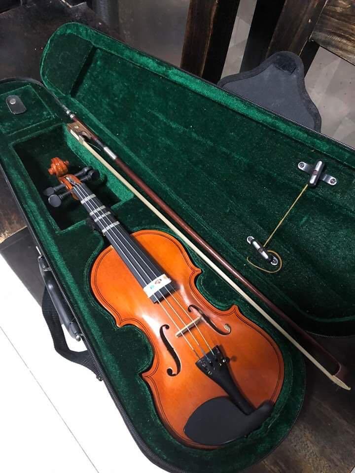 Violin for kids (Category: Musical Instruments) located in Silang. Submitted by gelobitspieces (Listing ID 1037639425, Image 3). Description: violin with a bow works fine payment first before shipping.