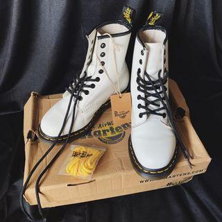 White boots docmart