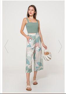 Fayth Rei Form Fitted Crop Top in HUNTER