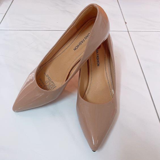 nude heels red sole