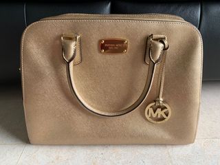 (Category: ) located in . Submitted by clearwardrobe (Listing ID 1037846538, Image 1). Description: .