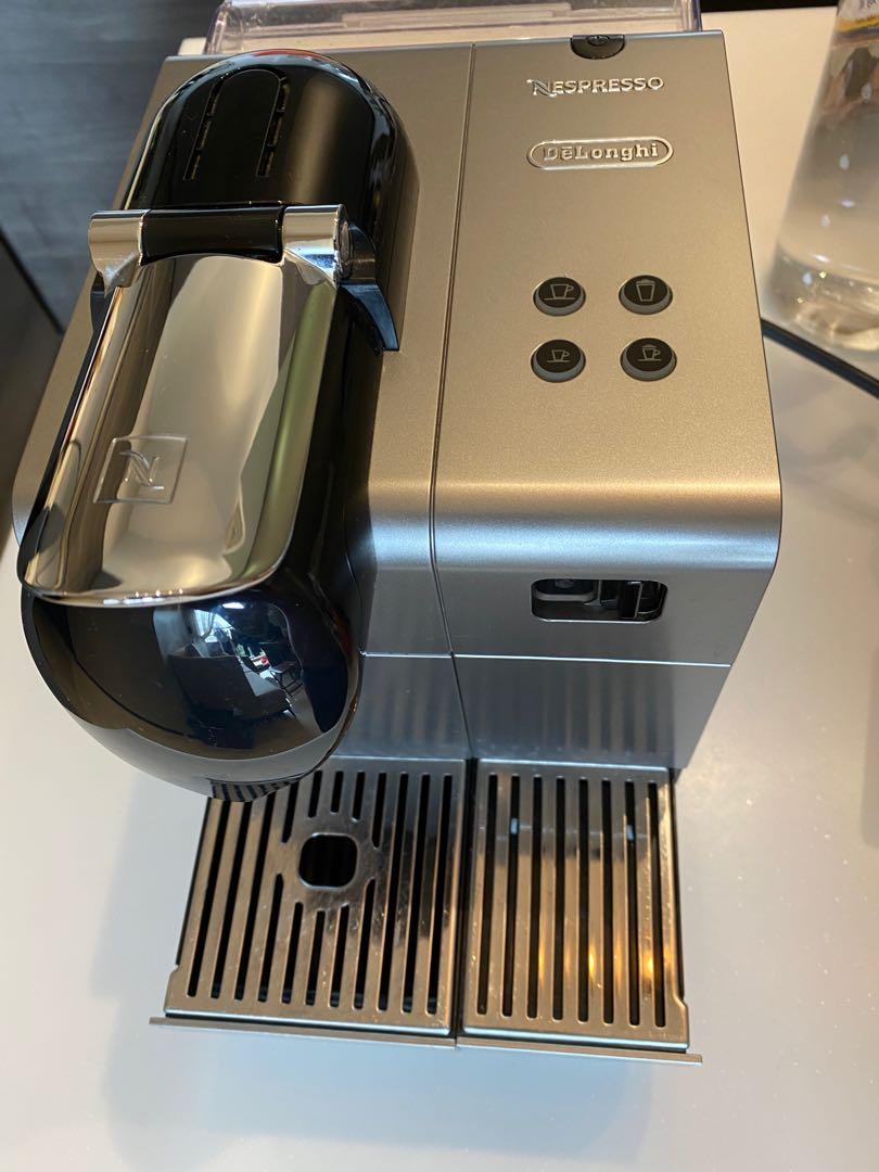 Nespresso Lattissima+ very mint condition (with Nespresso descale kit