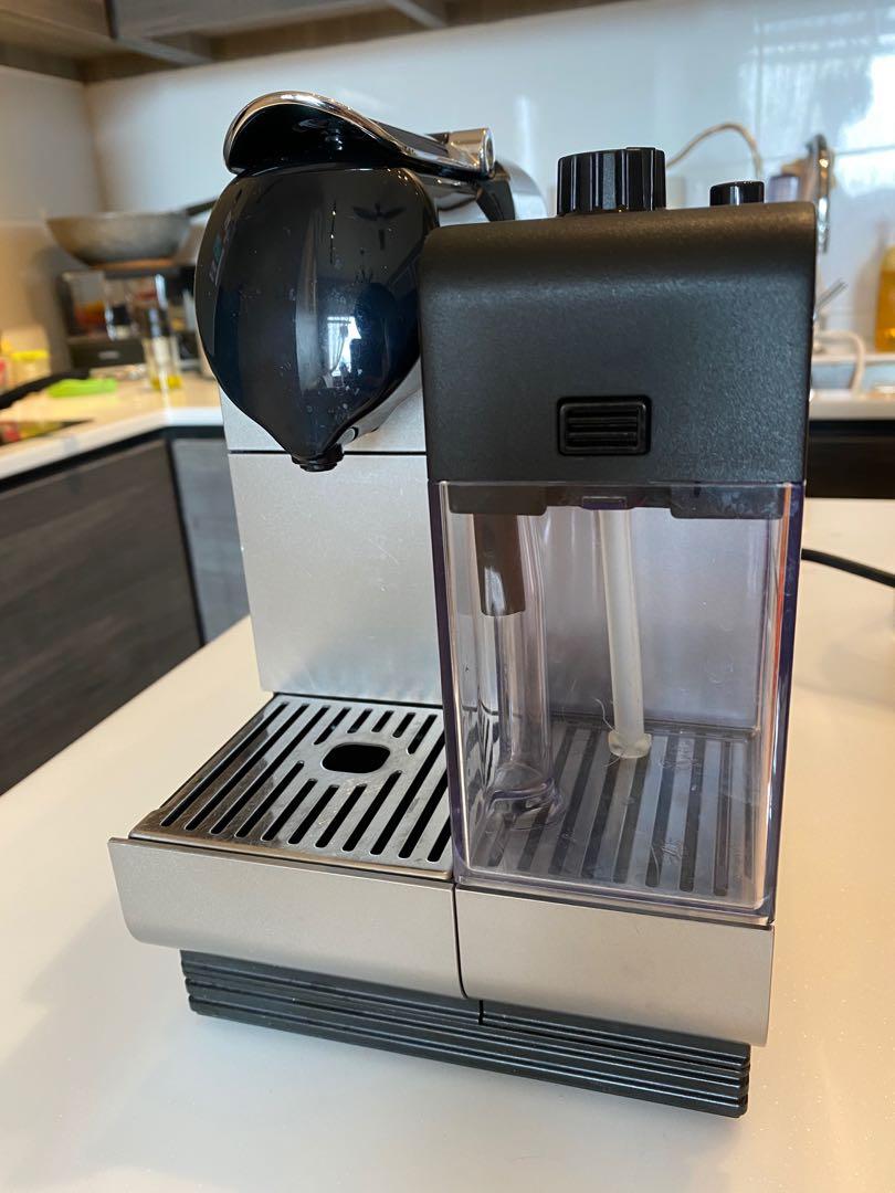 Nespresso Lattissima+ very mint condition (with Nespresso descale kit