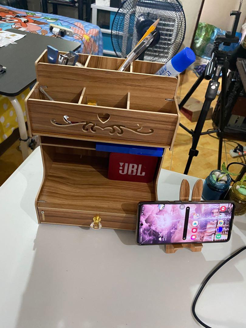Pen Desk Organizer (Category: Other Accessories) located in Manila. Submitted by crisdancal (Listing ID 1037934319, Image 2). Description: Pen desk organizer Very nice to organize your table Comes with free phone/tablet stand Perfect for students/teachers/office worker .