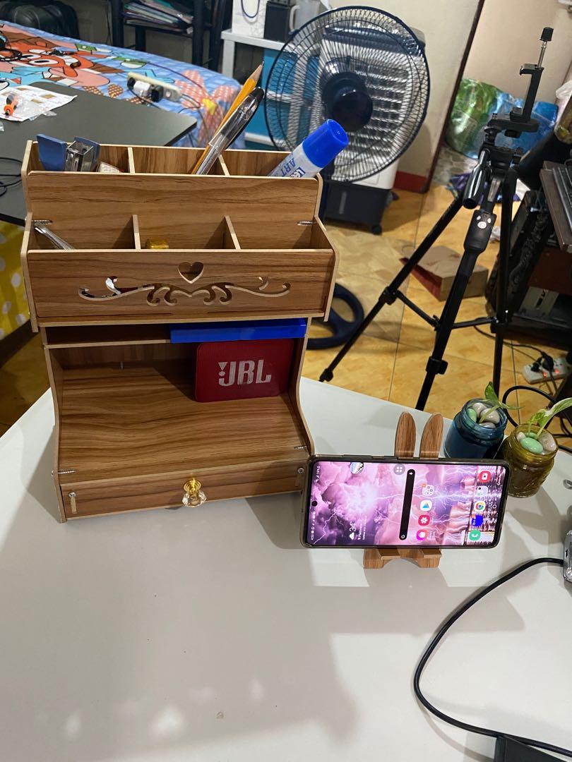 Pen Desk Organizer (Category: Other Accessories) located in Manila. Submitted by crisdancal (Listing ID 1037934319, Image 1). Description: Pen desk organizer Very nice to organize your table Comes with free phone/tablet stand Perfect for students/teachers/office worker .
