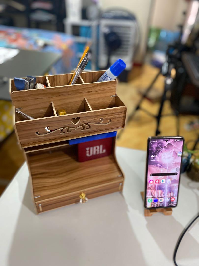 Pen Desk Organizer (Category: Other Accessories) located in Manila. Submitted by crisdancal (Listing ID 1037934319, Image 3). Description: Pen desk organizer Very nice to organize your table Comes with free phone/tablet stand Perfect for students/teachers/office worker .