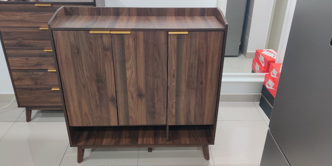 Shoe cabinet with gold metal details and soft close doors