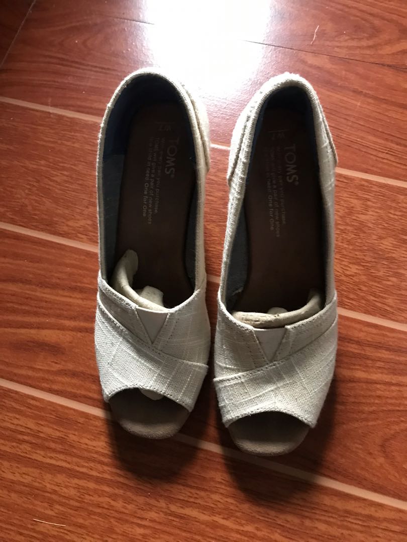 toms closed toe wedges