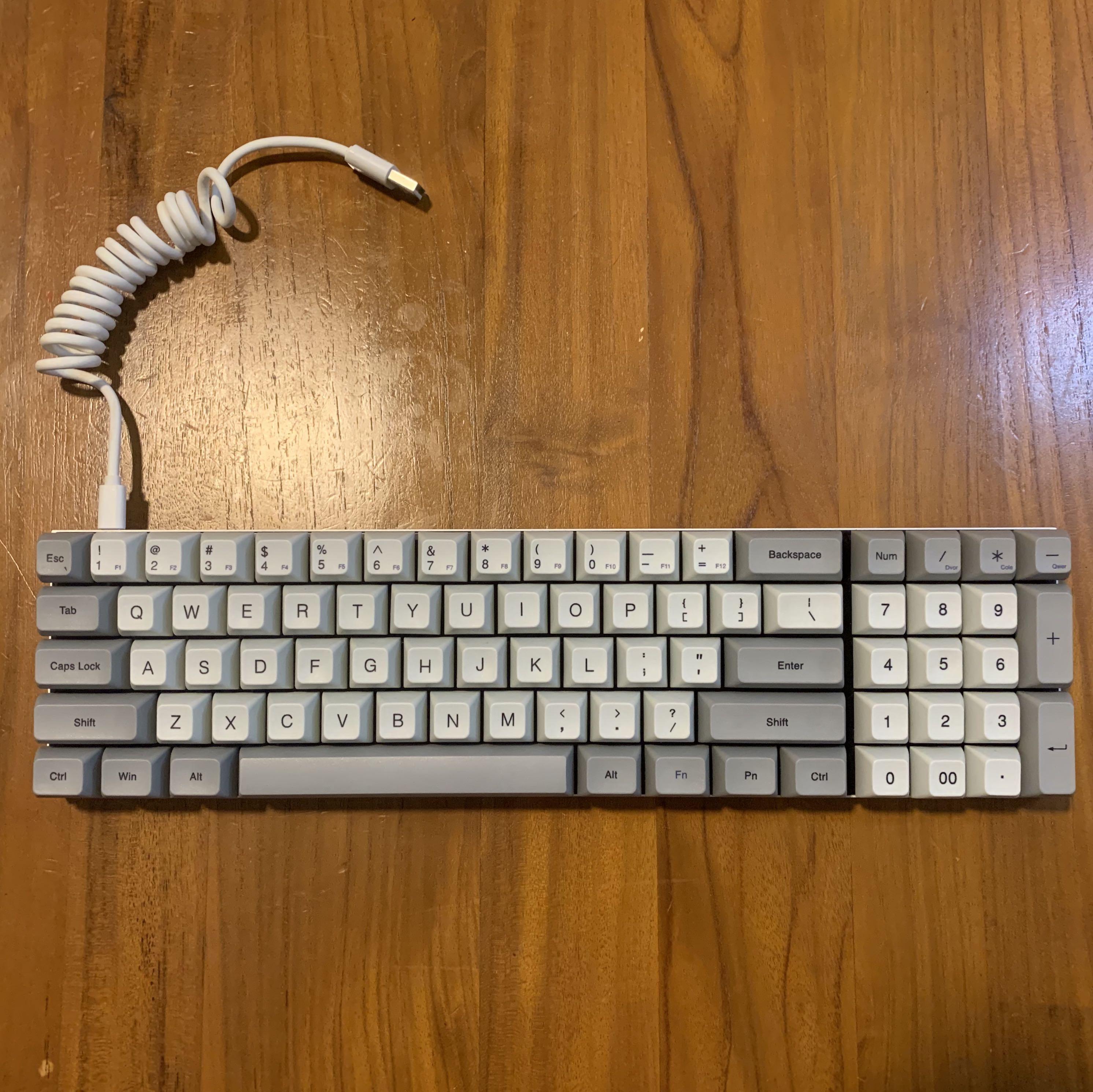 Vortex ViBE Mechanical Keyboard (silent red) SA keycaps, Electronics