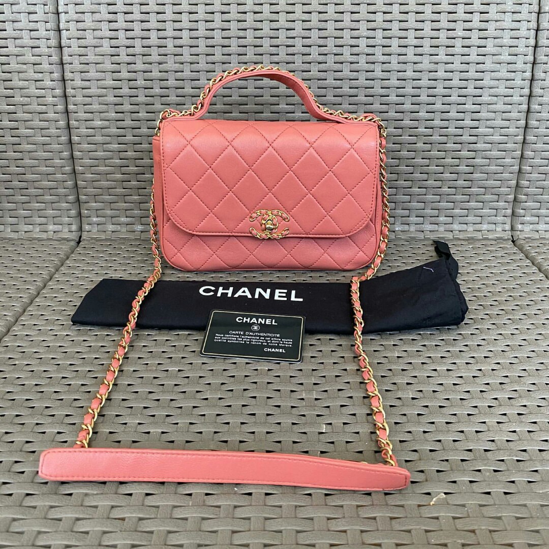 Chanel Timeless medium handbag in pink quilted leather and silver hardware