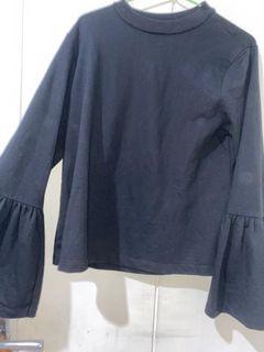 Baju Hitam Circular Flounce Sleeves