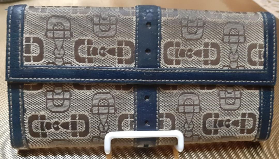 GUCCI HORSEBIT LING WALLET (Category: Luxury Bags & Wallets) located in Taguig. Submitted by theluxbaghunter (Listing ID 1038173253, Image 2). Description: 8/10 mi or signs of usage usable presentable bawal sa maselan 😊.