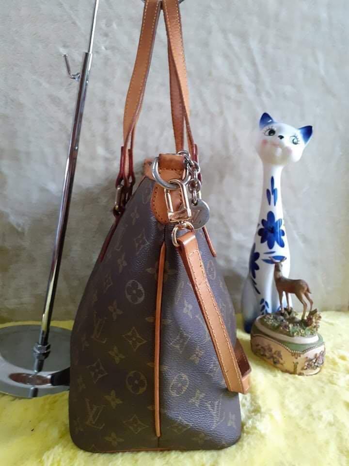 Lv monogram PALERMO MM tote handbag (Category: Luxury Bags & Wallets) located in Pasay City. Submitted by clotheslinemanila (Listing ID 1038245558, Image 2). Description: 🔶️coded not searchable 🔶️minimal sign of usage only.