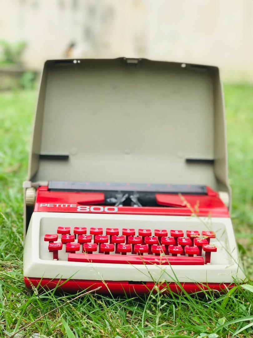 Petite 800 typewriter, Furniture and Home pic